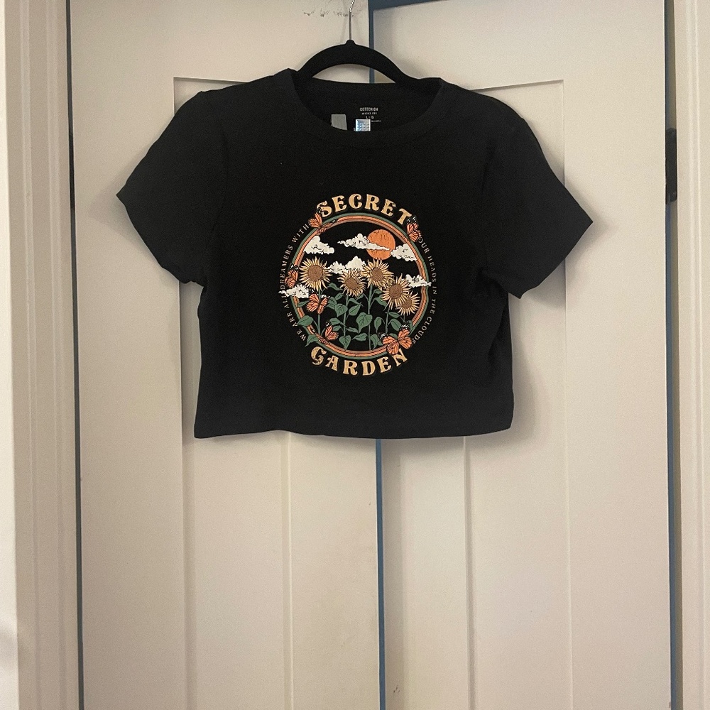 Cotton On "Secret Garden" Cropped Tee Size Large